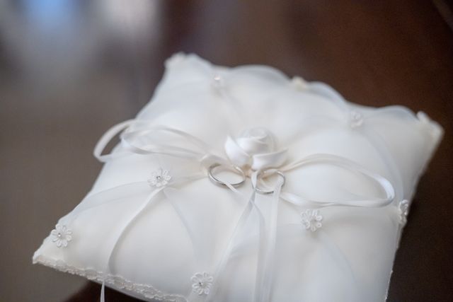 リングの内側には彫刻、宝石をサービスしていただきました♪