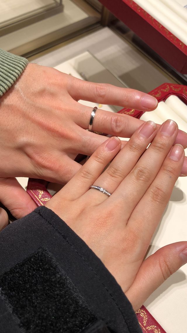 男性はシンプルなもの女性はダイヤモンドが一周あるものです