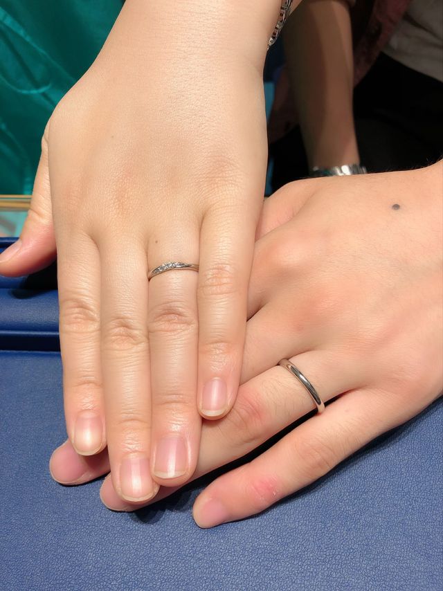 女性側にダイヤが入っているペアのものを購入しました