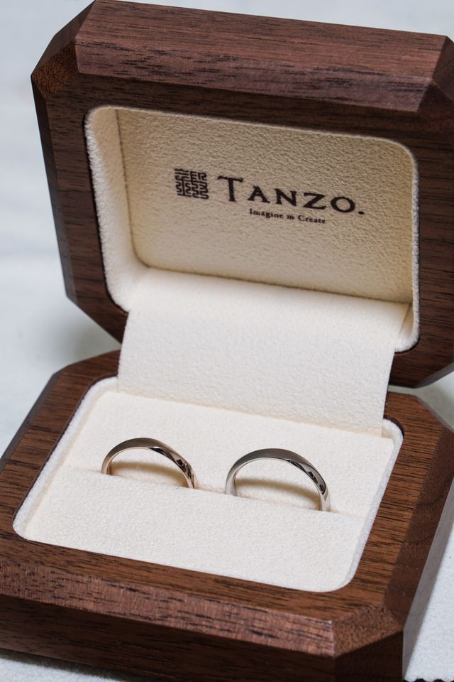 私はプラチナ、妻はコーラルゴールドにしました。