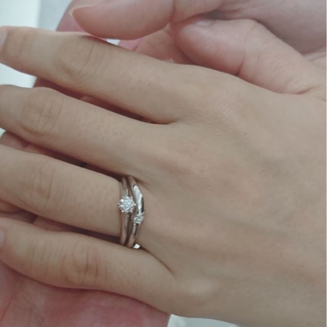 婚約指輪(ティファニーのセッティング)と一緒に試着