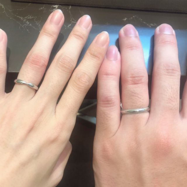 女性側はリボンのようなデザインです