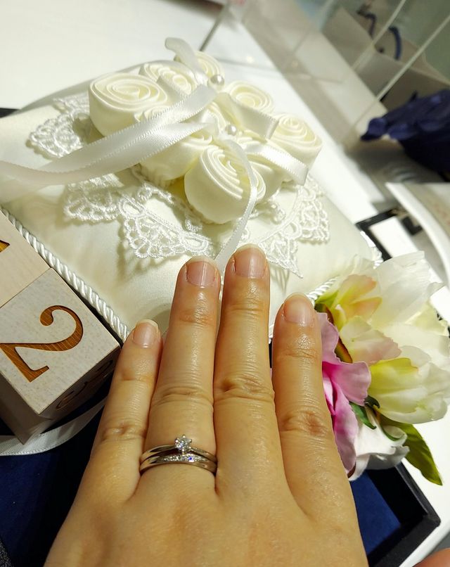 4℃の婚約指輪と一緒に重ね付けしてます！受取時にお店で撮影