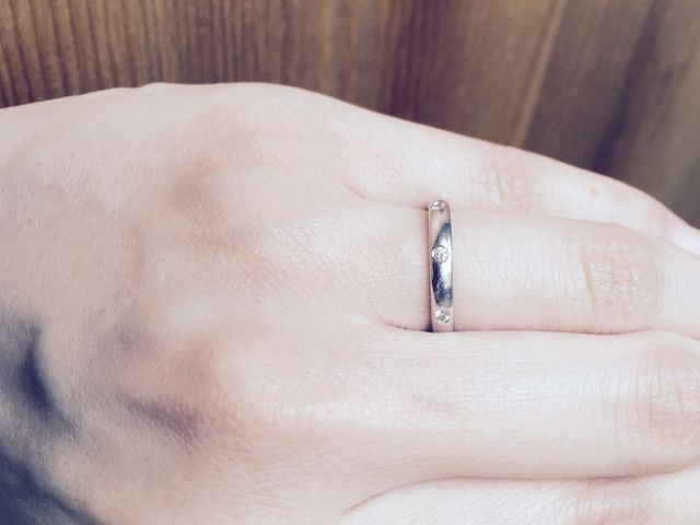 ダイアが３つならんでいる丸みのある女性らしいデザイン