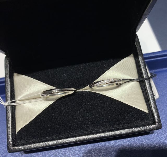 右の指輪のみエクセルコダイヤモンド