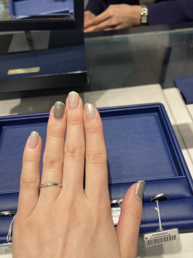 ウェーブが綺麗な指輪です。
ダイヤは3石です