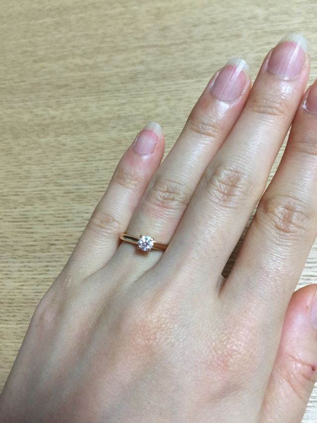 カルティエのゴールドの婚約指輪