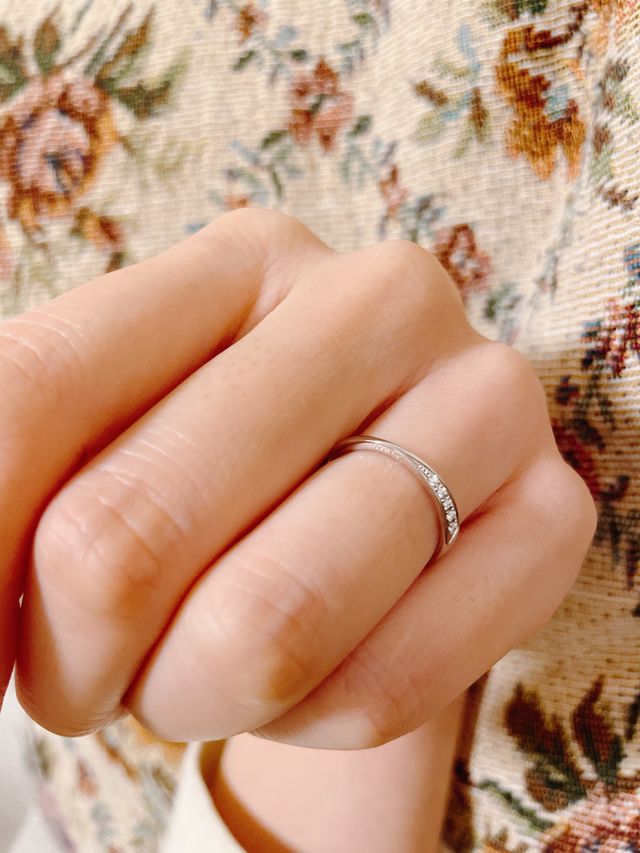 流れるようなダイヤのデザインが綺麗です。