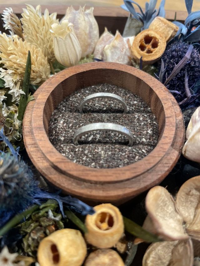 手作りのプラチナリング、マット加工。