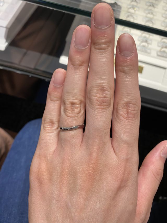 試着をしている様子です。13号の男性用の指輪をつけてます。
