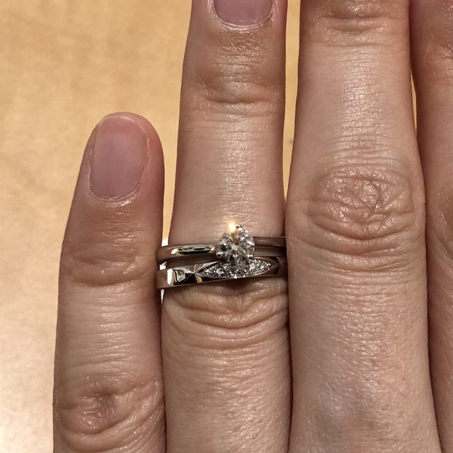 店舗で婚約指輪と結婚指輪を同時に試着した時の写真です