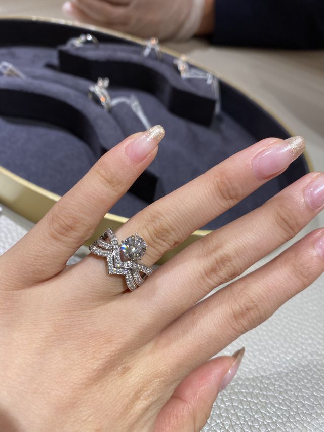 1カラットのものです。M字の指輪は合わせているだけです。