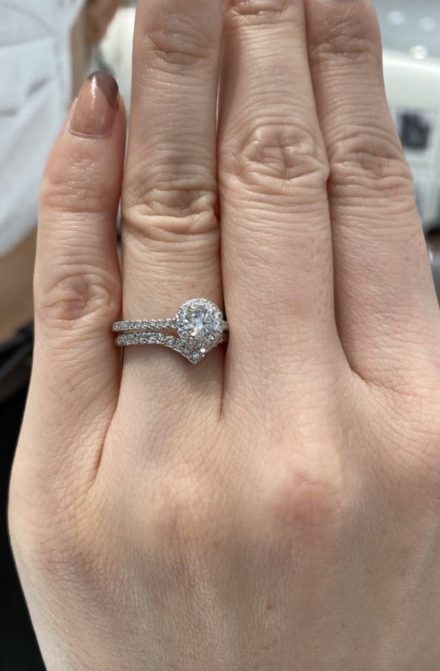 結婚指輪と婚約指輪を重ね付けしています