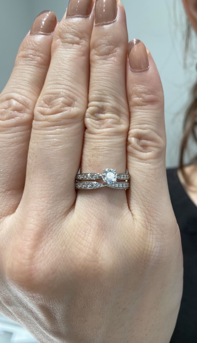 婚約指輪ハーモニーと結婚指輪を重ね付けしています