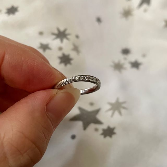 指輪は普段つけやすいシンプルなデザインで細身。