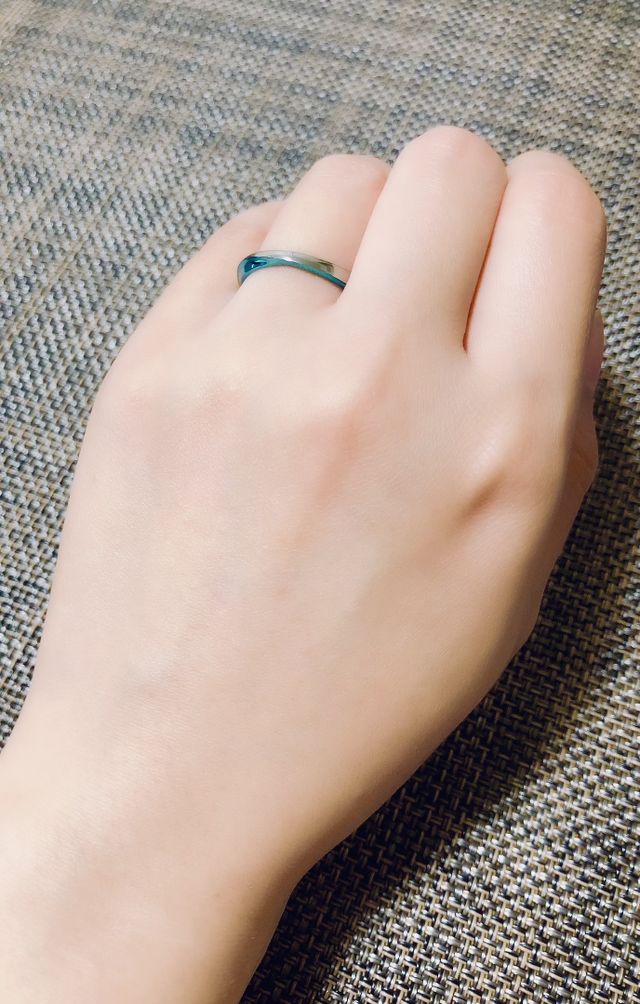 着用時。さり気なく色が見えるデザインなので着けやすいです。