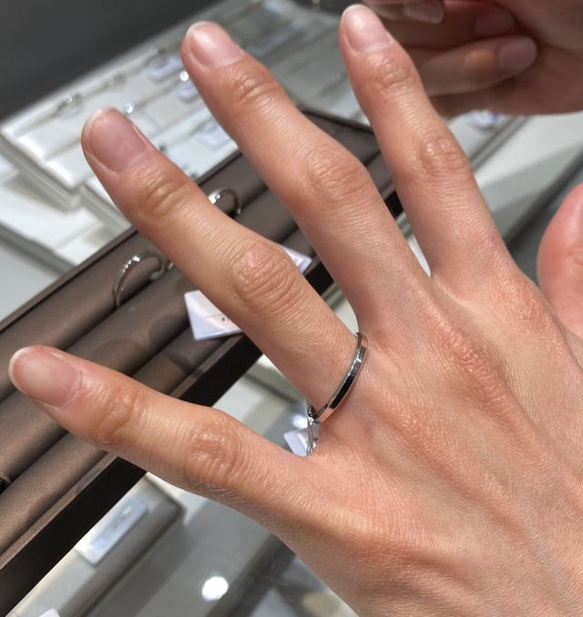 想像よりも細くて、指が細く見えます