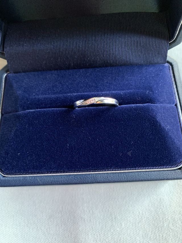 この青の箱に指輪を入れると綺麗な指輪に見えると思います