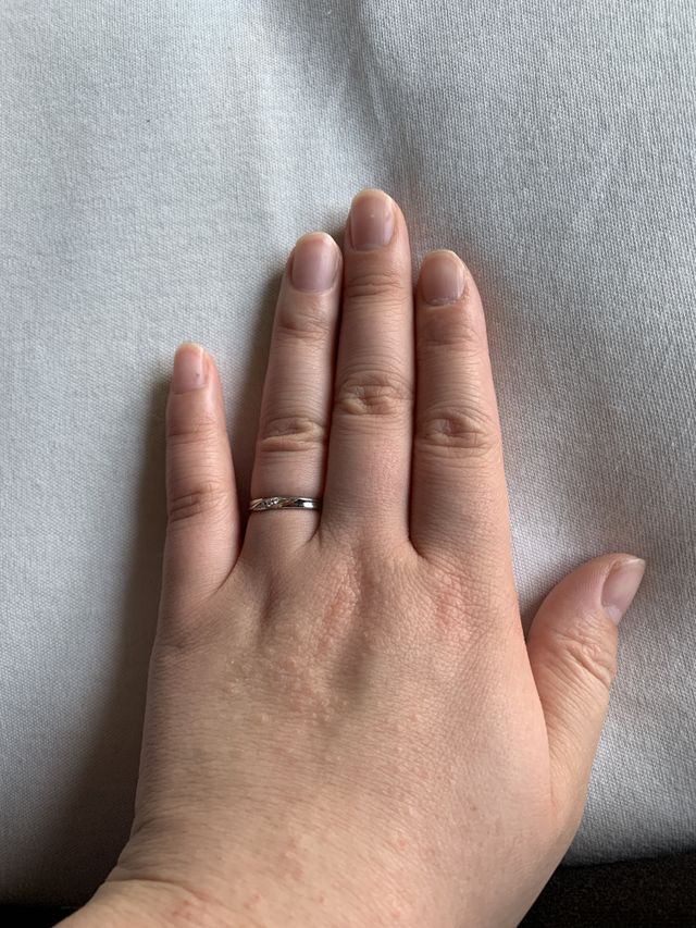 手が少し太いんですけどこの指輪をしていれば細く綺麗に見えます