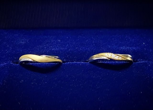 ゴールドとプラチナのコンビです。メンズリングのみマット加工。