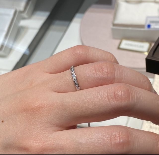 冠をイメージしたデザイン。