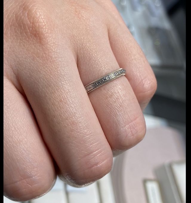 1周全てにミルが施されたクラシカルな指輪。