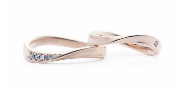 夫の指輪の方に石が多い珍しくデザインが作れたのも大満足です。