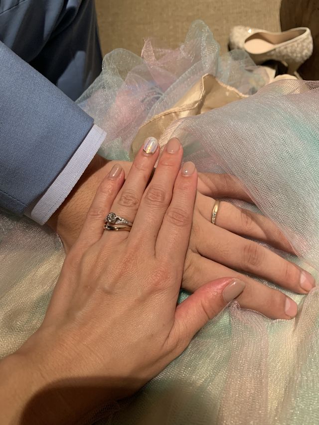 挙式当日の写真です。婚約指輪ともあっていて大満足でした。