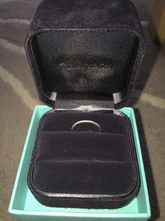 ケースと正面から見た指輪