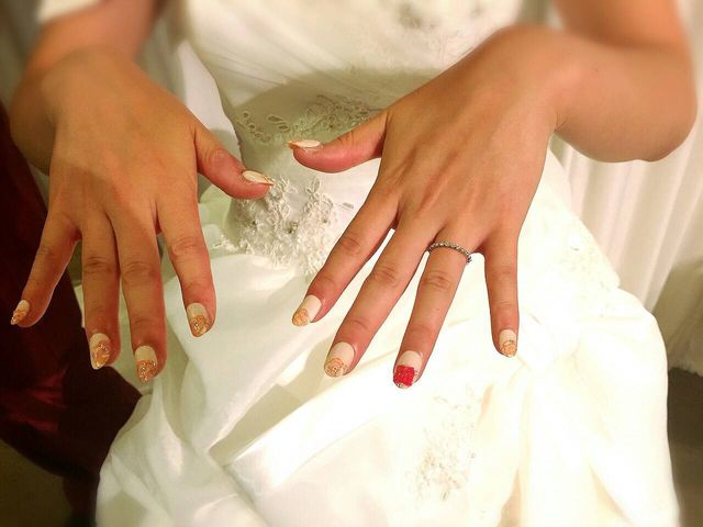 細身ストレートのデザインで、小さなダイヤが半分ついています。