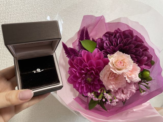 プロポーズで婚約指輪と花束をもらいましま！