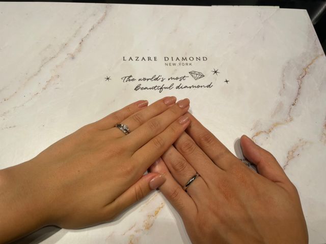 婚約指輪と結婚指輪を重ね付けしています。