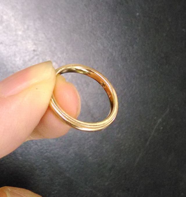 内側には誕生石が入っています。