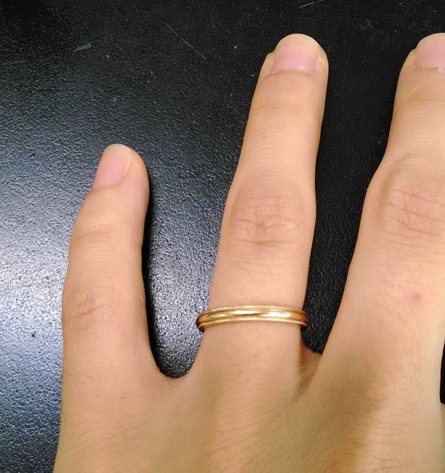 上下に１列ずつミル打ちされています。