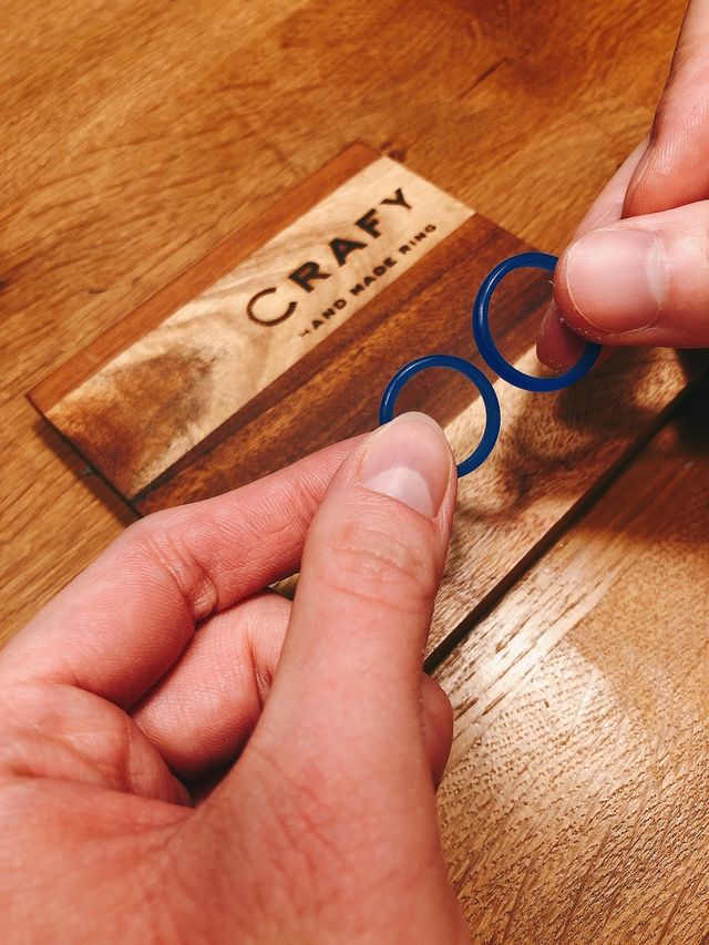 制作後の指輪です。
ワックスを削る作業を手作業で行いました。