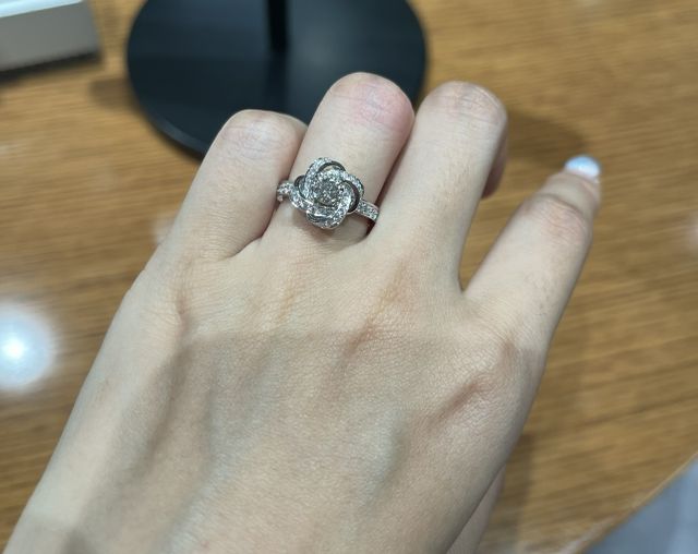 ダイヤが大きく見えて華やかです。