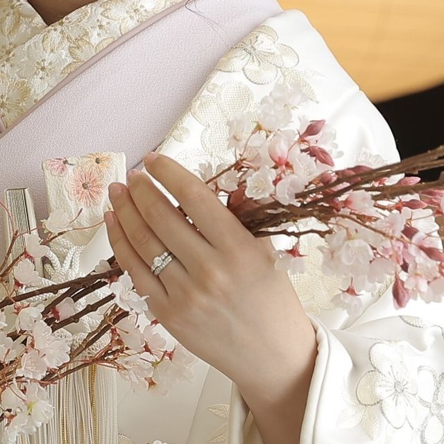 前撮りでラザールで購入した婚約指輪と重ね付けした写真です