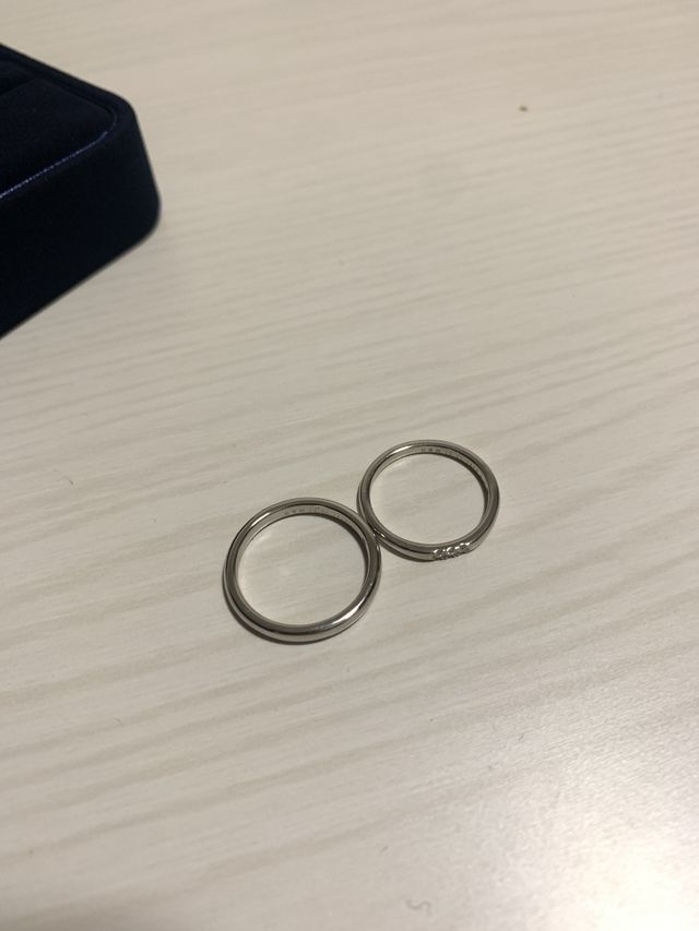 結婚指輪です。左が男性のもので右が女性のものです。