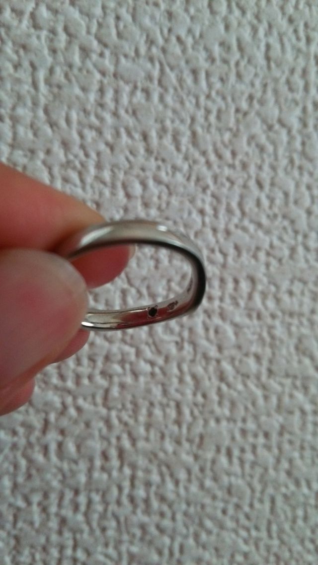 黒い丸に見えますがサファイアです