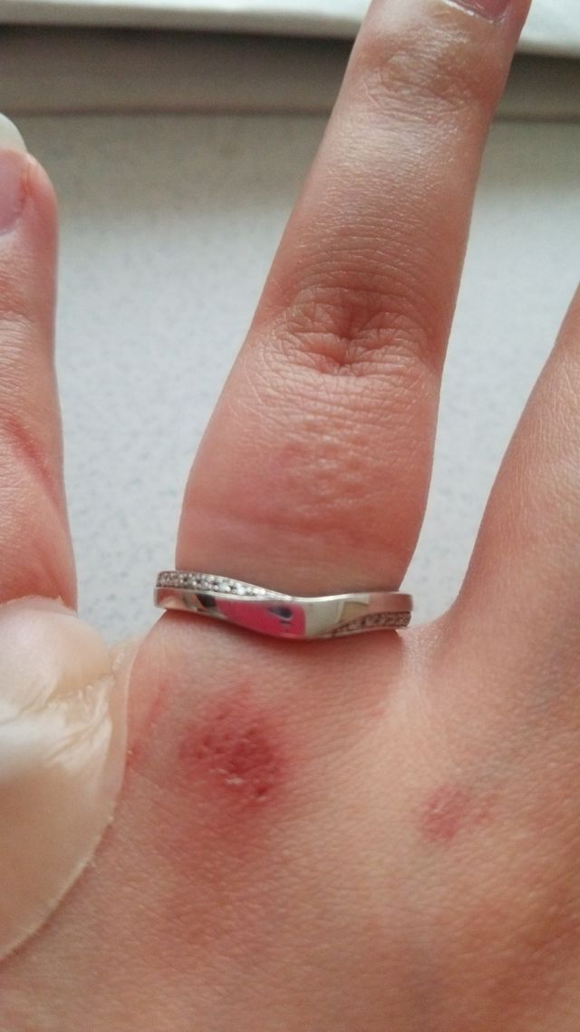 両サイドに７個ずつダイヤ入り