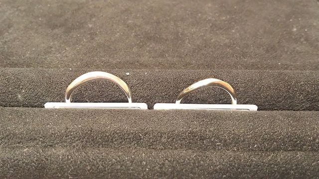 男性用はマット、女性用はダイヤ入りのウェーブデザインです。