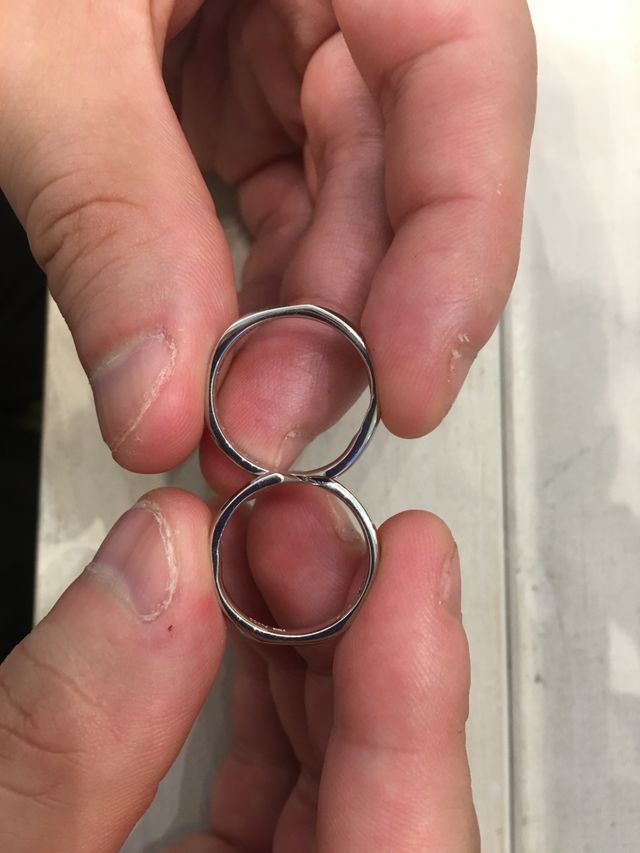 ふたつのリングがメビウス状につながるような細工になっています