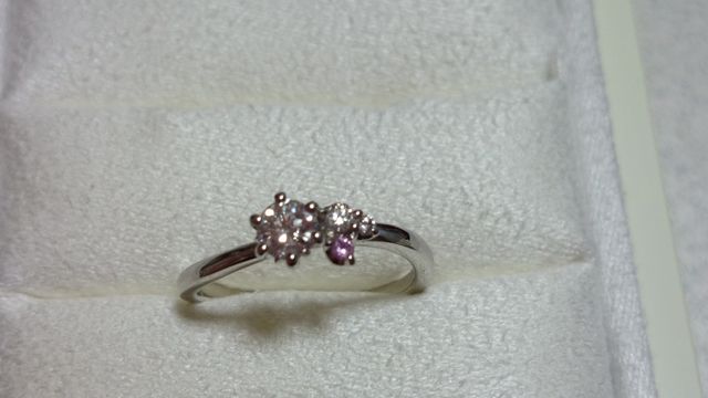 アシンメトリーなデザインに作ってもらいました。