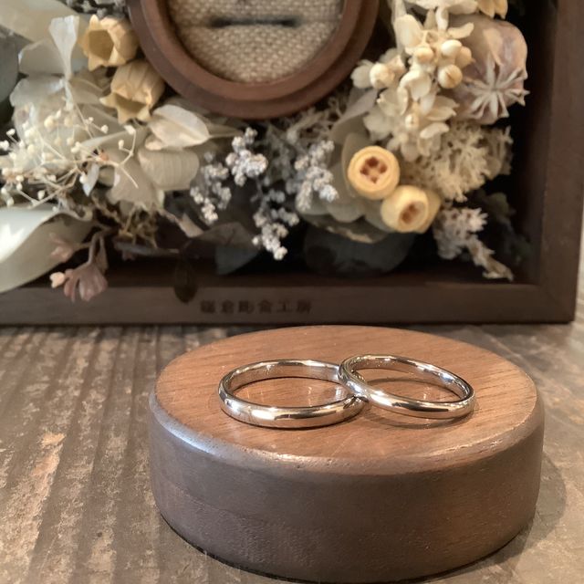 ホワイトゴールドの手作り結婚指輪です。