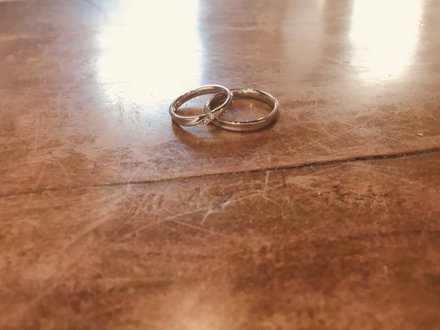 ペアで選びました。形はストレートで付け心地もいいです。