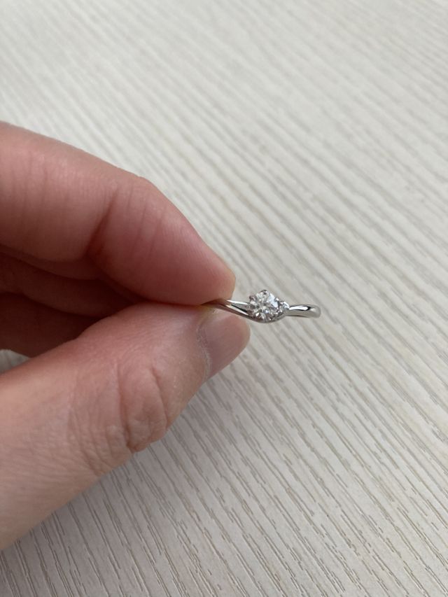 小さなダイヤがメインのダイヤモンドを引き立てています。