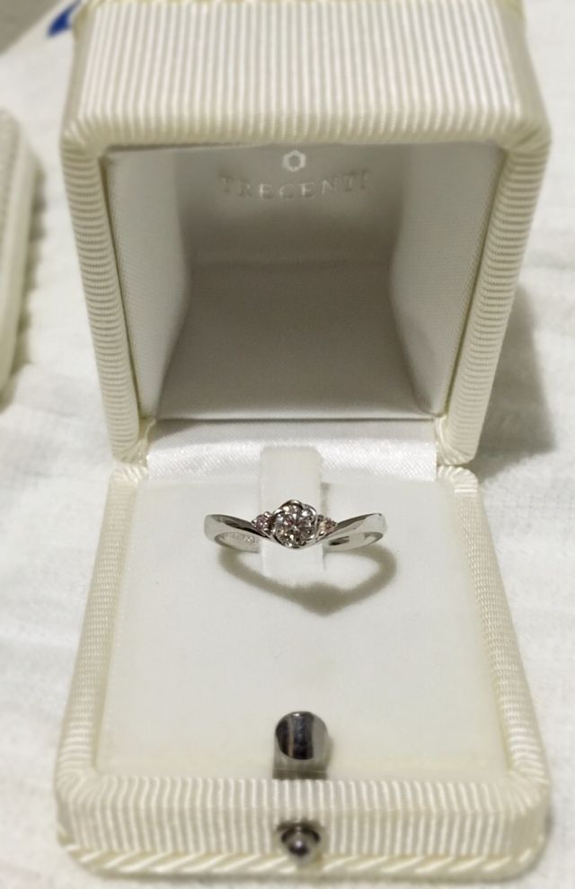 ダイヤの両サイドがピンクダイヤモンドになっています。