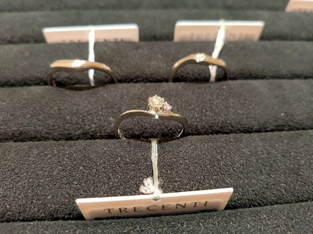 マリッジリング(2つ)とエンゲージリング。