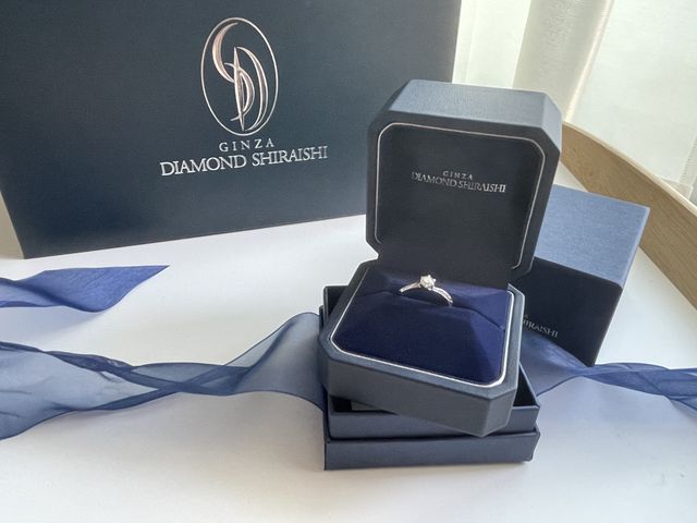 サイドにダイアモンドがありシンプルだけど綺麗。