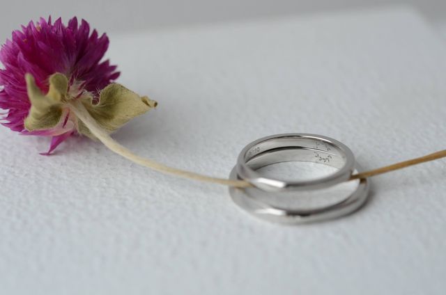 内側には二つで一つの輪になっている月桂樹を。